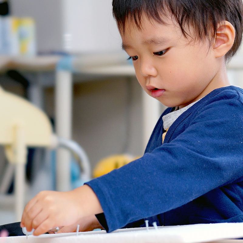 工事に参加する子供